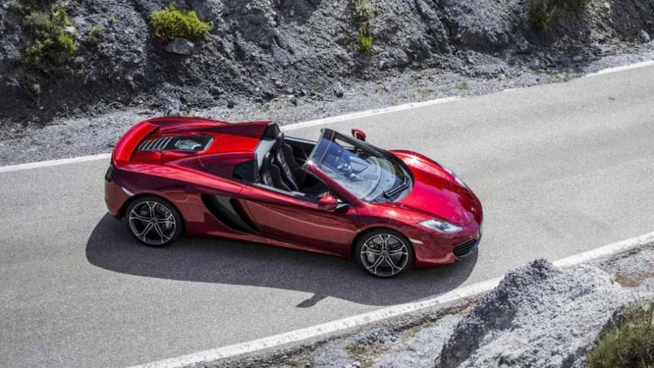 Superesportivo britânico utiliza motor 3.8 V8 biturbo | <a href="https://quatrorodas.abril.com.br/saloes/paris/2012/mclaren-mp4-12c-spider-703295.shtml" rel="migration">Leia mais</a>