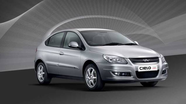 Chery Cielo: conhecido dos brasileiros, o hatch chinês se destaca pelo design | <a href="https://quatrorodas.abril.com.br/noticias/sergio-pininfarina-morre-aos-85-anos-324190_p.shtml" target="_blank" rel="migration">Leia mais</a>