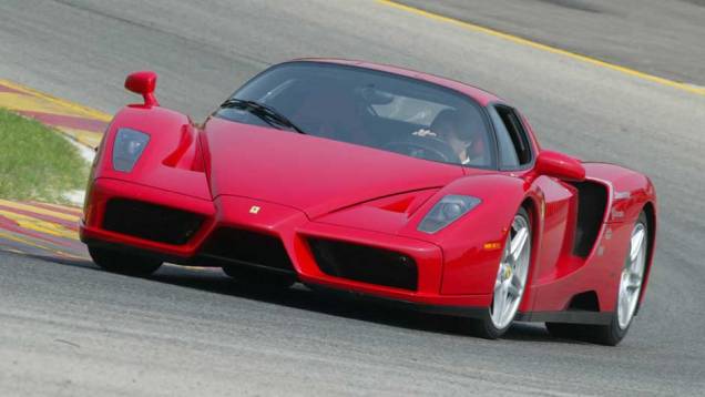 Ferrari Enzo: uma das macchinas mais velozes fabricadas em Maranello merecia levar o nome do fundador da Ferrari; tinha um possante motor 6.0 V12 | <a href="https://quatrorodas.abril.com.br/noticias/sergio-pininfarina-morre-aos-85-anos-324190_p.shtml" target="_blank" rel="migration"></a>