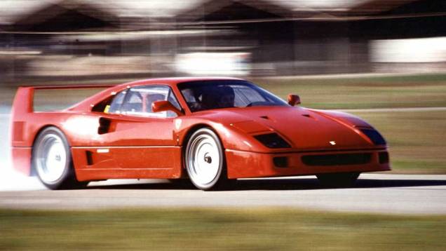 Ferrari F40; esportiva ao extremo, não tinha quaisquer recursos eletrõnicos para interferir na experiência de pilotagem | <a href="https://quatrorodas.abril.com.br/noticias/sergio-pininfarina-morre-aos-85-anos-324190_p.shtml" target="_blank" rel="migration">Leia mais</a>