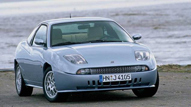 Fiat Coupe: com mais design do que potência, tinha estilo bastante agressivo, que rapidamente conquistou a juventude dos anos 90 | <a href="https://quatrorodas.abril.com.br/noticias/sergio-pininfarina-morre-aos-85-anos-324190_p.shtml" target="_blank" rel="migration">Leia mais</a>