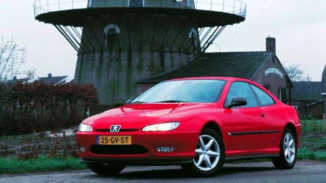 Peugeot 406 Coupe: um dos modelos mais famosos da marca francesa conseguiu ser ainda mais belo que o sedã | <a href="https://quatrorodas.abril.com.br/noticias/sergio-pininfarina-morre-aos-85-anos-324190_p.shtml" target="_blank" rel="migration">Leia mais</a>