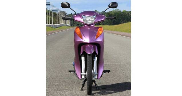 A tonalidade rosa metálico é exclusiva da versão ES | <a href="https://quatrorodas.abril.com.br/moto/noticias/honda-biz-100-porta-entrada-691776.shtml" rel="migration">Leia mais</a>