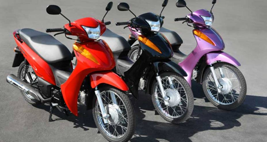 Além do rosa, a Biz está disponível nas cores preta e vermelha | <a href="https://quatrorodas.abril.com.br/moto/noticias/honda-biz-100-porta-entrada-691776.shtml" rel="migration">Leia mais</a>