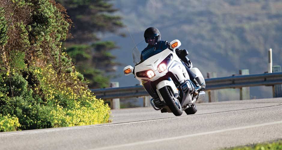Seu porte avantajado faz a Gold Wing ser ideal para estradas, mas pouco pr&aacute;tica na cidade | <a href="https://quatrorodas.abril.com.br/moto/noticias/nova-gold-wing-691786.shtml" rel="migration">Leia mais</a>