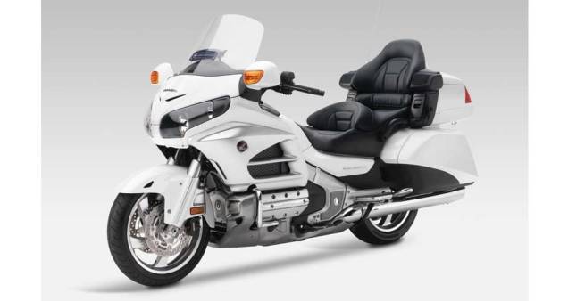 Duas pessoas viajam com conforto na Gold Wing | <a href="https://quatrorodas.abril.com.br/moto/noticias/nova-gold-wing-691786.shtml" rel="migration">Leia mais</a>