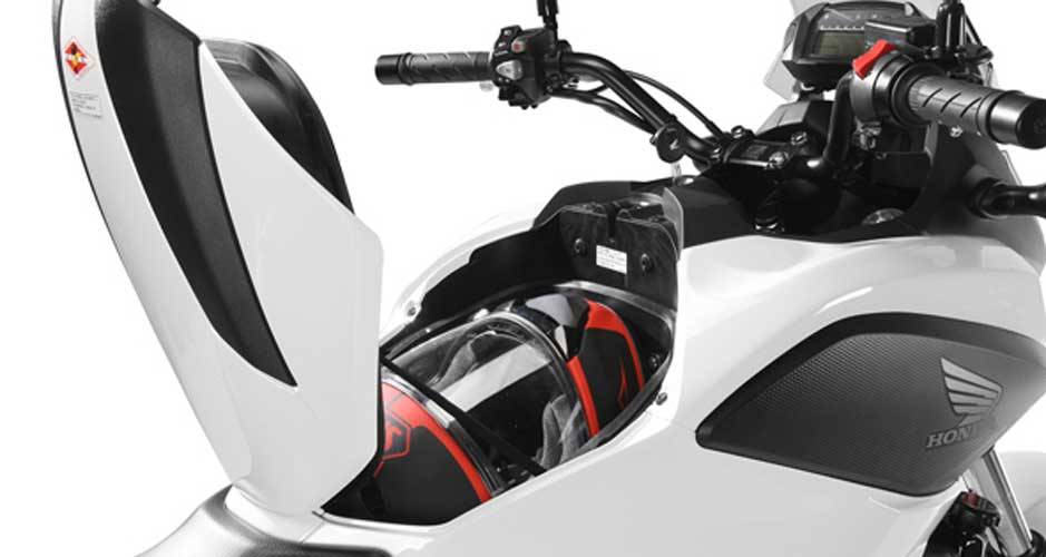 Localizado onde normalmente fica o tanque de combust&iacute;vel, o porta-objetos &eacute; ideal para guardar capacete e outros pertences | <a href="https://quatrorodas.abril.com.br/moto/noticias/honda-nc-700x-made-in-manaus-691787.shtml" rel="migration">Leia mais</a>