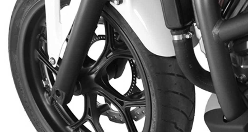 Na vers&atilde;o com freios Combined ABS (C-ABS), a dianteira recebe pin&ccedil;as de tr&ecirc;s pist&otilde;es | <a href="https://quatrorodas.abril.com.br/moto/noticias/honda-nc-700x-made-in-manaus-691787.shtml" rel="migration">Leia mais</a>