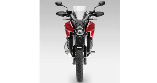 Moderna, a VFR tem sistema de transmissão eletrônica de dupla embreagem (DCT - Dual Clutch Transmission), disponibilizando a opção de condução por controle manual ou totalmente automático | <a href="https://quatrorodas.abril.com.br/moto/noticias/vfr-1200x-c" rel="migration"></a>