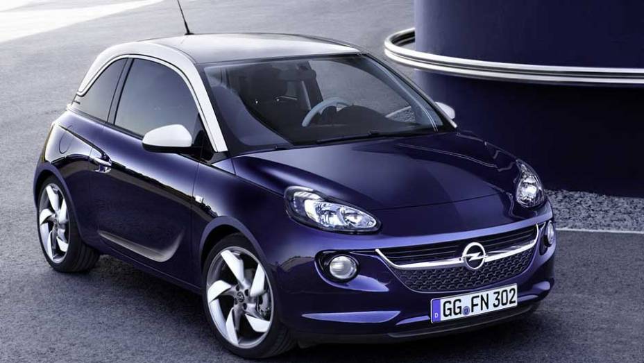 Hatch mede 3,70 m de comprimento, 1,72 m de largura e seu entre-eixos mede 2,30 m | <a href="https://quatrorodas.abril.com.br/saloes/paris/2012/opel-adam-702610.shtml" rel="migration">Leia mais</a>