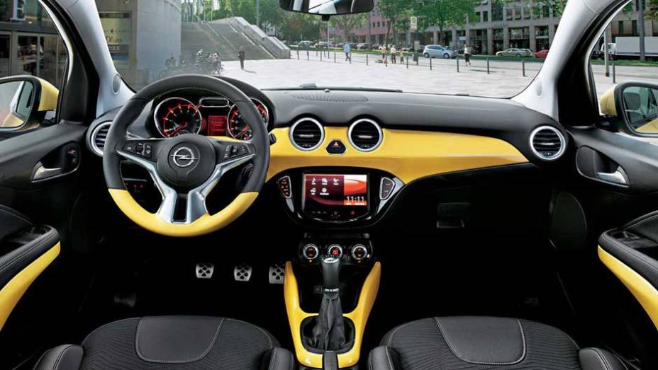 Interior do Adam poderá ser customizado com dois tons de cores | <a href="https://quatrorodas.abril.com.br/saloes/paris/2012/opel-adam-702610.shtml" rel="migration">Leia mais</a>