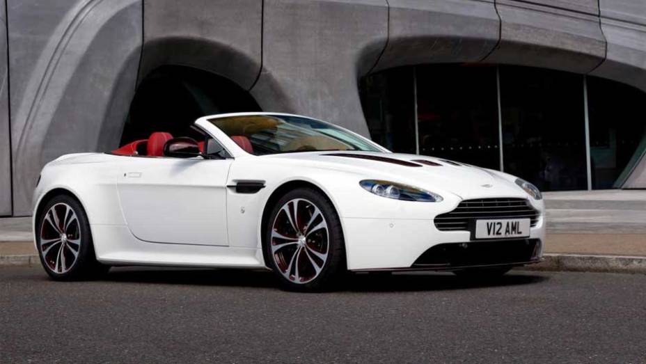 O belo V12 Vantage Roadster terá produção limitada a apenas 101 unidades | <a href="https://quatrorodas.abril.com.br/saloes/paris/2012/aston-martin-vantage-v12-roadster-703294.shtml" rel="migration">Leia mais</a>