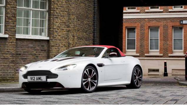 O torque máximo é de 65 mkgf | <a href="https://quatrorodas.abril.com.br/saloes/paris/2012/aston-martin-vantage-v12-roadster-703294.shtml" rel="migration">Leia mais</a>