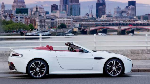 O carro chama atenção pelo uso abundante de peças em fibra de carbono | <a href="https://quatrorodas.abril.com.br/saloes/paris/2012/aston-martin-vantage-v12-roadster-703294.shtml" rel="migration">Leia mais</a>