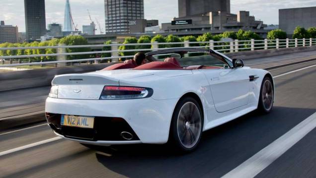 O belo desenho das rodas de liga leve faz o V12 Vantage parecer ainda mais agressivo | <a href="https://quatrorodas.abril.com.br/saloes/paris/2012/aston-martin-vantage-v12-roadster-703294.shtml" rel="migration">Leia mais</a> O belo desenho das rodas de liga leve faz o V12 Vantage parecer ainda mais agressivo | <a href="https://quatrorodas.abril.com.br/saloes/paris/2012/aston-martin-vantage-v12-roadster-703294.shtml" rel="migration">Leia mais</a>