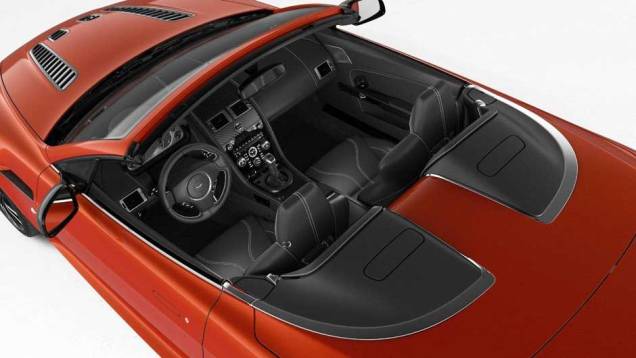 Quem entra em qualquer Aston Martin logo nota a qualidade ímpar do acabamento, com couro e fibra de carbono em uso abundante | <a href="https://quatrorodas.abril.com.br/saloes/paris/2012/aston-martin-vantage-v12-roadster-703294.shtml" rel="migration">Leia mais</a>