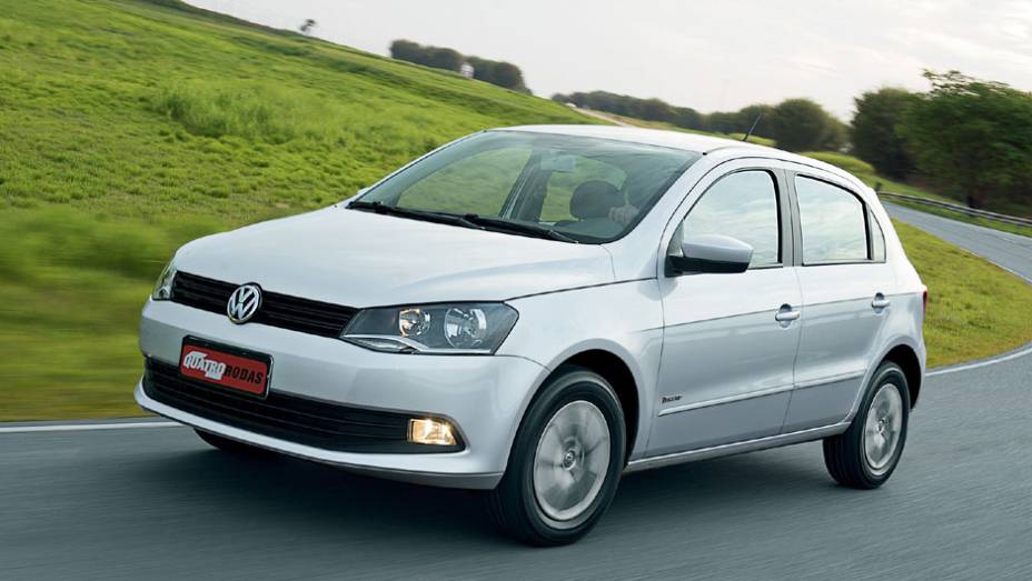 A última reestilização aconteceu em 2012, quando a VW deu uma atualizada nas linhas do Gol; o carro ganhou a identidade visual adotada pela empresa, com novos faróis, nova grade e para-choques redesenhados | <a href="https://quatrorodas.abril.com.br/reporta" rel="migration"></a>