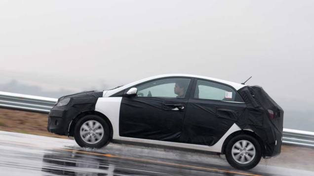Querendo criar mistério, Hyundai só disponibilizou modelos com camuflagem para teste | <a href="https://quatrorodas.abril.com.br/carros/lancamentos/novo-hyundai-sera-chamado-hb20-693564.shtml" target="_blank" rel="migration">Leia mais</a>