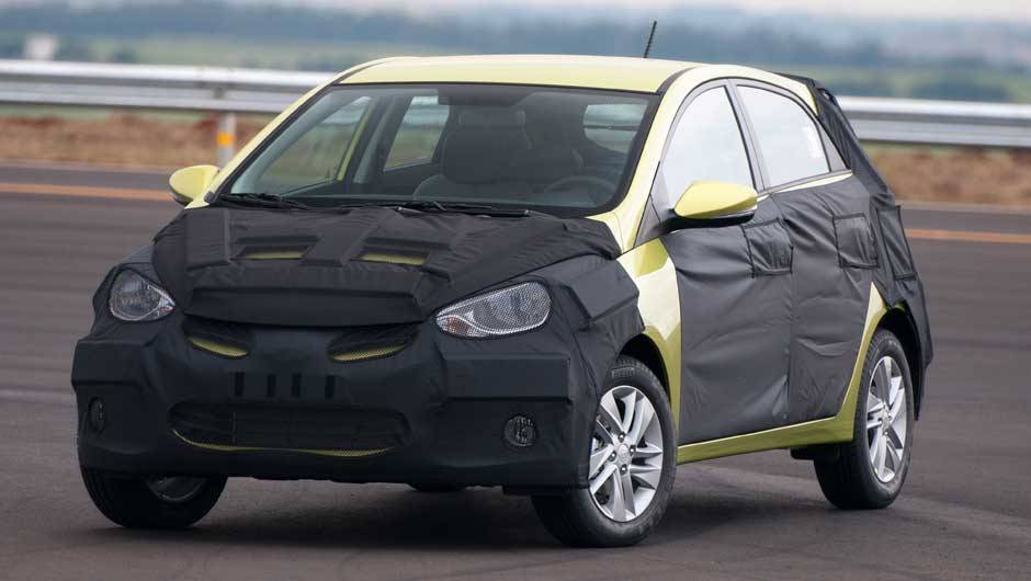 Vers&atilde;o b&aacute;sica utilizar&aacute; o mesmo motor 1.0 tricil&iacute;ndrico empregado no Kia Picanto | <a href="https://quatrorodas.abril.com.br/carros/lancamentos/novo-hyundai-sera-chamado-hb20-693564.shtml" target="_blank" rel="migration">Leia mais</a>