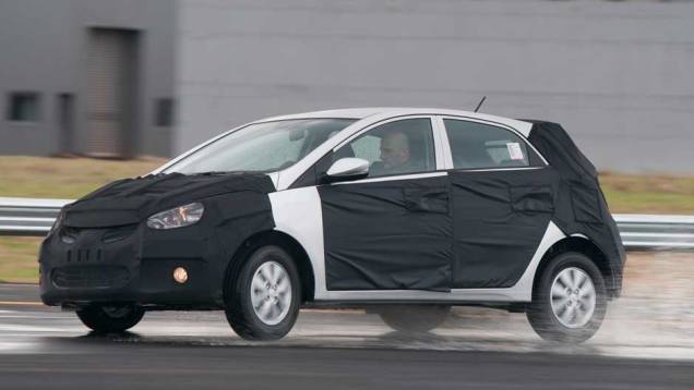 Hyundai não permitiu com que o interior fosse fotografado, alegando que algumas modificações ainda poderiam ser realizadas. Todavia, o acabamento interno é bom | <a href="https://quatrorodas.abril.com.br/carros/lancamentos/novo-hyundai-sera-chamado-hb20-693" rel="migration"></a>