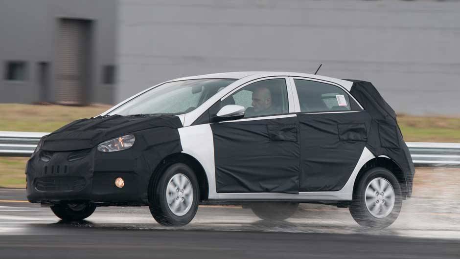 Hyundai n&atilde;o permitiu com que o interior fosse fotografado, alegando que algumas modifica&ccedil;&otilde;es ainda poderiam ser realizadas. Todavia, o acabamento interno &eacute; bom | <a href="https://quatrorodas.abril.com.br/carros/lancamentos/novo-hyundai-sera-chamado-hb20-693" rel="migration"></a>