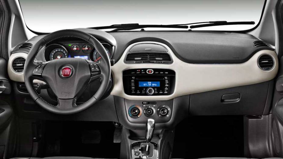 O interior é novo, com direito a acabamento em dois tons, novas saídas de ar-condicionado e quadro de instrumentos renovado | <a href="https://quatrorodas.abril.com.br/carros/lancamentos/fiat-punto-2013-693625.shtml" target="_blank" rel="migration">Leia mais</a>