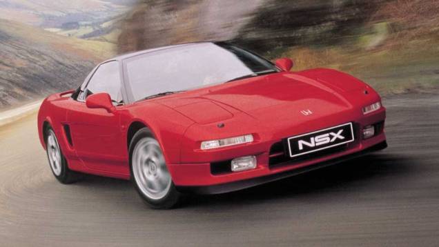 Honda NSX foi lançado em 1990 e conseguia oferecer alto nível de conforto e bom desempenho para as ruas <a href="https://quatrorodas.abril.com.br/reportagens/classicos/japones-valente-828328.shtml" rel="migration">| Leia mais|</a> <a href="https://quatrorodas.abril.com.br/g" rel="migration"></a>