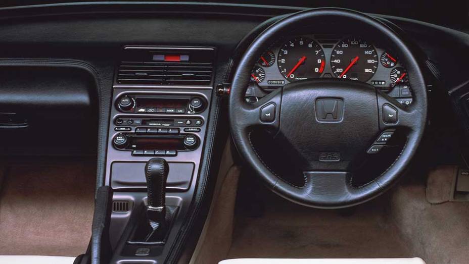 Interior do esportivo da Honda oferecia diversos luxos para a época: revestimento em couro, sistema de som com CD player e acabamento refinado <a href="http://quatrorodas.abril.com.br/reportagens/classicos/japones-valente-828328.shtml" rel="migration">| Leia mais|</a>