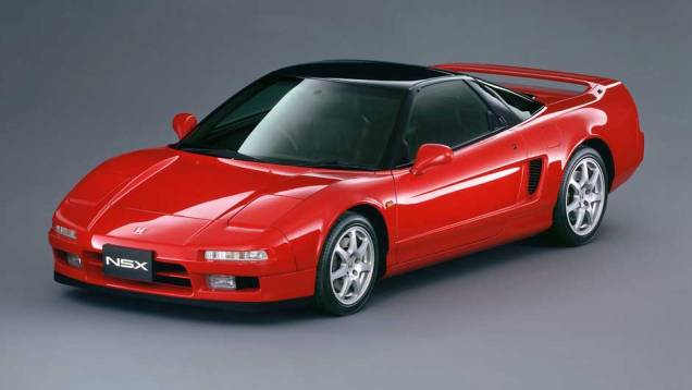 Boa aerodinâmica permitia com que o NSX oferecesse estabilidade acima do comum, quando se aproximava da velocidade máxima <a href="https://quatrorodas.abril.com.br/reportagens/classicos/japones-valente-828328.shtml" rel="migration">| Leia mais|</a> <a href="https://quatroro" rel="migration"></a>