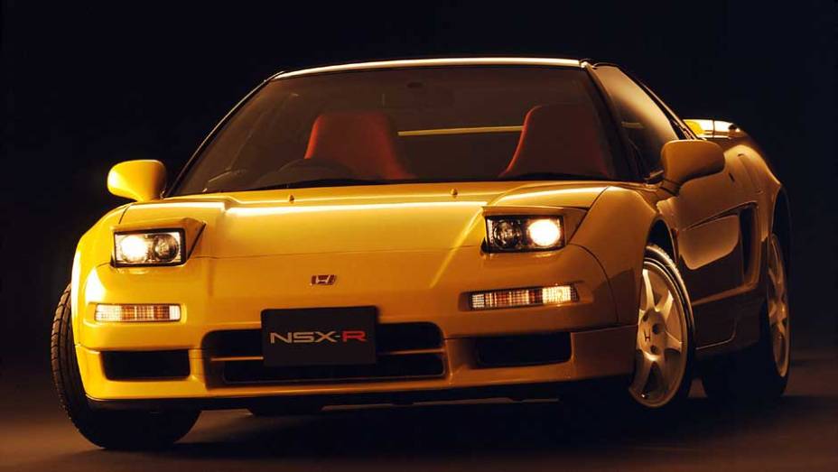 Em 1992 nasceu o NSX-R, versão de alto desempenho do esportivo de motor central. A partir desse momento, modelo viveu bons momentos nas pistas <a href="http://quatrorodas.abril.com.br/reportagens/classicos/japones-valente-828328.shtml" rel="migration">| Leia mais|</a>