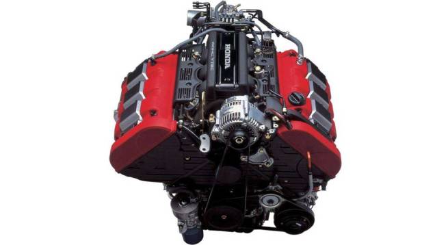 Motor C30, 3.0 V6, usava tecnologias de ponta para a época: comando de válvulas e coletor de admissão variável e injeção eletrônica multiponto. Gerava 280 cv <a href="https://quatrorodas.abril.com.br/reportagens/classicos/japones-valente-828328.shtml" rel="migration"> | Lei</a>