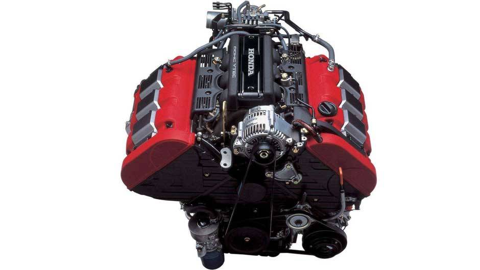 Motor C30, 3.0 V6, usava tecnologias de ponta para a &eacute;poca: comando de v&aacute;lvulas e coletor de admiss&atilde;o vari&aacute;vel e inje&ccedil;&atilde;o eletr&ocirc;nica multiponto. Gerava 280 cv <a href="https://quatrorodas.abril.com.br/reportagens/classicos/japones-valente-828328.shtml" rel="migration"> | Lei</a>