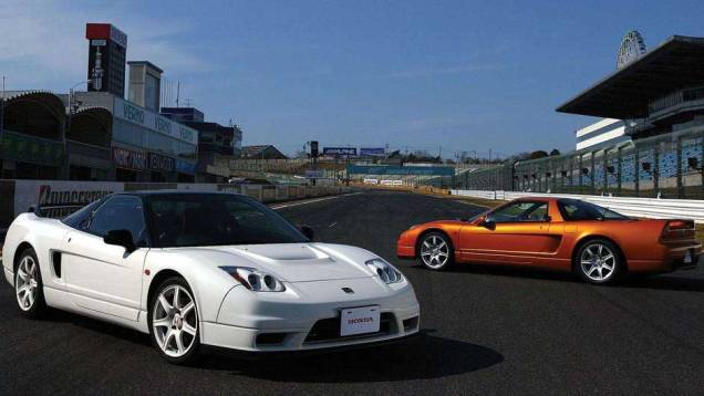 Mais recente geração do NSX ganhou as ruas em 2005, com visual muito parecido com o original <a href="https://quatrorodas.abril.com.br/reportagens/classicos/japones-valente-828328.shtml" rel="migration">| Leia mais|</a> <a href="https://quatrorodas.abril.com.br/galerias/sal" rel="migration"></a>