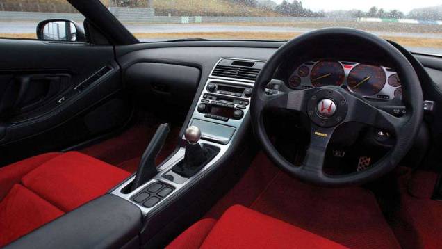 Apesar do bom acabamento, interior da última versão Type-R do NSX utilizava diversos componentes de baixo peso <a href="https://quatrorodas.abril.com.br/reportagens/classicos/japones-valente-828328.shtml" rel="migration">| Leia mais|</a> <a href="https://quatrorodas.abril.c" rel="migration"></a>