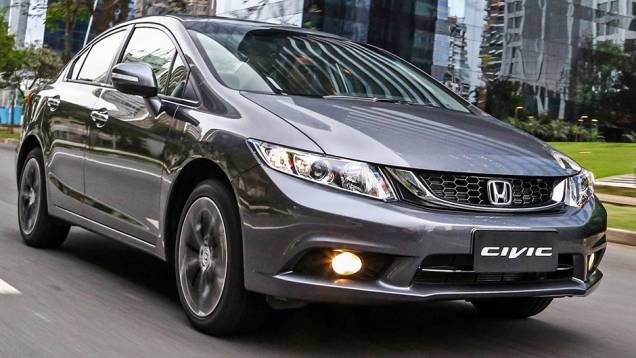 O Honda Civic no Brasil é tido como um carro de luxo e custa a partir de R$ 73.024 na versão LXS. Enquanto isso, nos EUA, seu preço despenca para R$ 57.171 na equivalente LX (US$ 18.490).