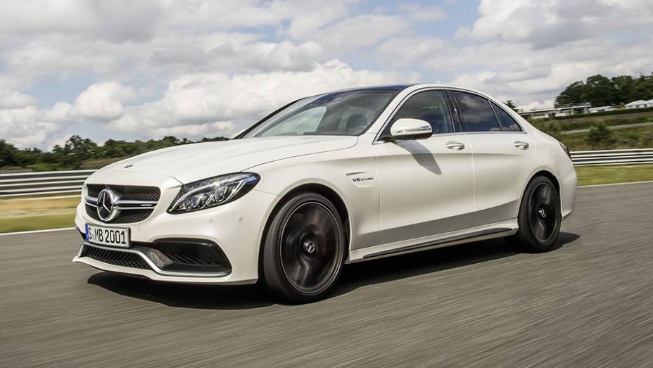 A versão esportiva do Mercedes-Benz Classe C nos EUA é a C63 AMG, vendida por aqui pelo preço de R$ 476.891. Lá, o sedã apimentado parte de R$ 197.578 (US$ 63.900)