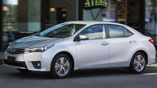 O Toyota Corolla de topo, o Altis, vale R$ 99.233 no Brasil. Nos EUA, a versão superior é a S Premium, e sai por R$ 73.527 (US$ 23.780).