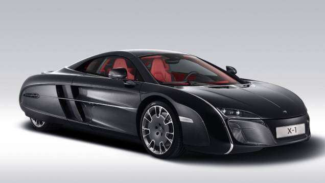 Fibra de carbono é "crua" em diversas partes, sem pintura alguma. <a href="https://quatrorodas.abril.com.br/noticias/fabricantes/mclaren-exibe-conceito-x-1-698037.shtml" rel="migration">Leia mais</a> Fibra de carbono é "crua" em diversas partes, sem pintura alguma. <a href="https://quatrorodas.abril.com.br/noticias/fabricantes/mclaren-exibe-conceito-x-1-698037.shtml" rel="migration">Leia mais</a>