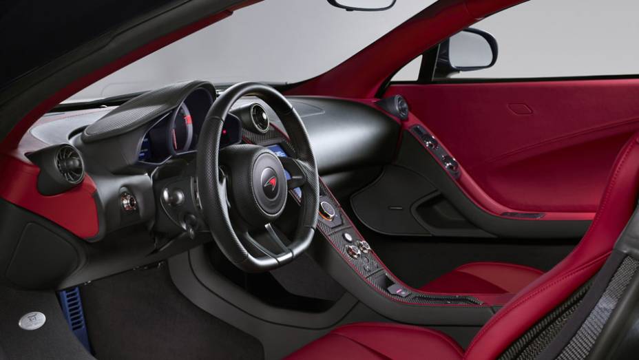 Interior do X-1 conta com acabamento refinado. <a href="https://quatrorodas.abril.com.br/noticias/fabricantes/mclaren-exibe-conceito-x-1-698037.shtml" rel="migration">Leia mais</a>