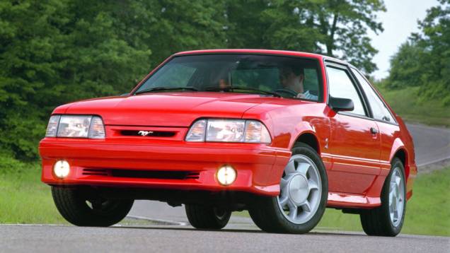 O Mustang Cobra foi uma das primeiras criações da SVT. Lançado em 1993, o esportivo marcou a estreia das versões com desempenho diferenciado produzidas em larga escala | <a href="https://quatrorodas.abril.com.br/noticias/fabricantes/ford-celebra-20-anos-svt" rel="migration"></a>