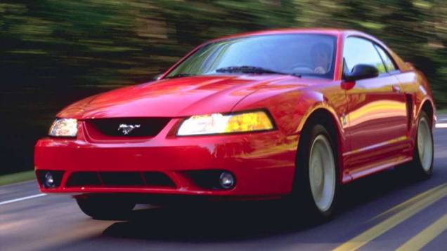 O Mustang SVT Cobra fez a alegria dos fãs ve velocidade com seu 5.0 de 240 cv, que entregava quase 100 cv a mais que a versão GT | <a href="https://quatrorodas.abril.com.br/noticias/fabricantes/ford-celebra-20-anos-svt-698881.shtml" rel="migration">Leia mais</a>