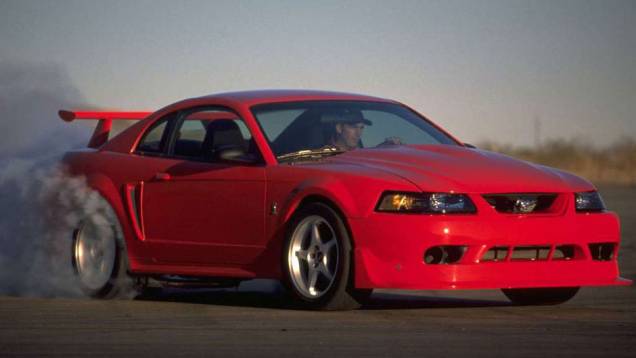 Em 2000, chega às ruas a terceira geração do Mustang Cobra R, , definido como "o Mustang mais rápido produzido na história"; com um motor 5.4 V8 de 390 cv, teve apenas 300 unidades produzidas, todas na cor vermelha | <a href="https://quatrorodas.abril.com." rel="migration"></a>