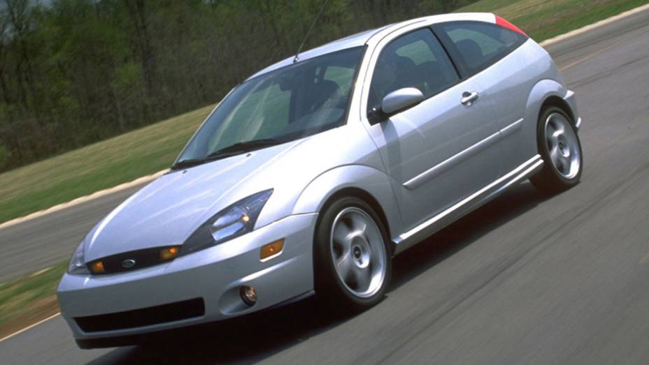 O Focus ganhou sua versão SVT em 2002: além do motor Zetec de 172 cv, o hatch tinha câmbio manual de seis marchas, freio a disco nas quatro rodas, suspensão esportiva e rodas de liga leve de 17 polegadas | <a href="https://quatrorodas.abril.com.br/noticias/" rel="migration"></a>