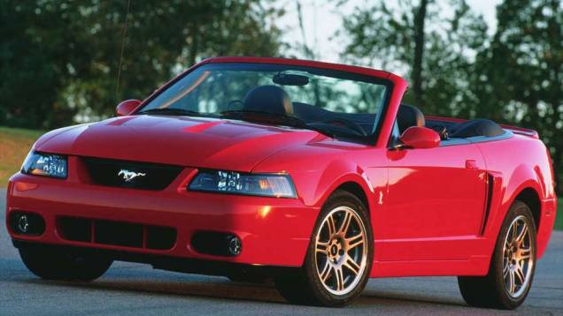 Uma edição especial do Mustang SVT Cobra foi lançada em 2003 para celebrar a primeira década de vida da SVT. O nome da versão não podia ser mais adequado: 10th Anniversary | <a href="https://quatrorodas.abril.com.br/noticias/fabricantes/ford-celebra-20-ano" rel="migration"></a>