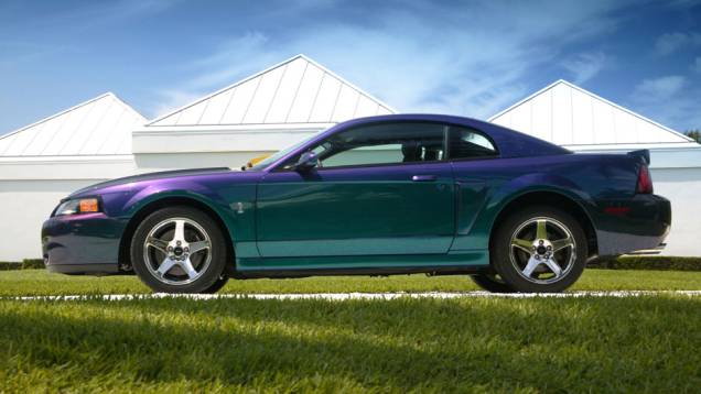 Para comemorar o sucesso do Mustang Cobra SVT, que acumulava mais de 13 mil unidades produzidas até 2003, a Ford lançou uma edição limitada do modelo chamada Mysti Chrome | <a href="https://quatrorodas.abril.com.br/noticias/fabricantes/ford-celebra-20-anos-" rel="migration"></a>