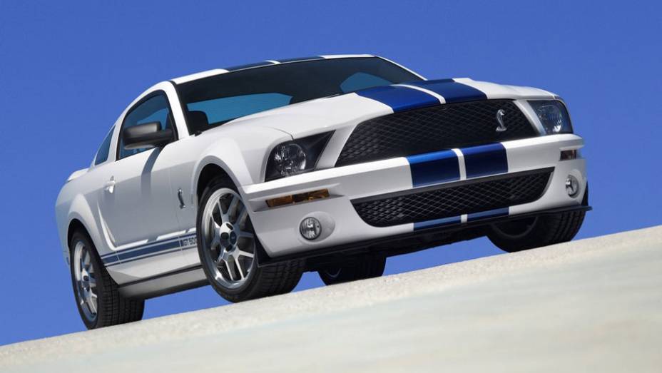 Após 40 anos, a Ford resolveu homenagear o construtor e preparador Carroll Shelby com o novo Shelby GT500, reinterpretação contemporânea do clássico Mustang Shelby dos anos 60 | <a href="https://quatrorodas.abril.com.br/noticias/fabricantes/ford-celebra-20-" rel="migration"></a>