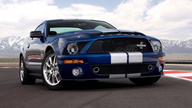 Se o Shelby GT500 já causava suspiros, o que dizer do belo Shelby GT 500KR King of the Road? Lançado em edição limitada de 1.000 unidades, o Ford impressionava pelo motor 5.4 Supercharger V8 de 547 cv | <a href="https://quatrorodas.abril.com.br/noticias/fab" rel="migration"></a>