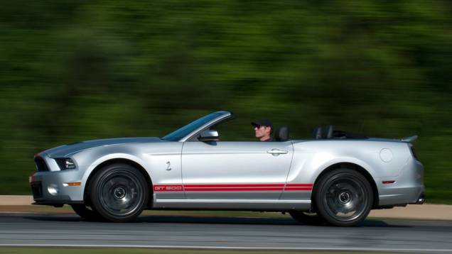 O céu é o limite? A linha 2013 do Shelby GT500 traz um motor 5.8 Supercharged V8 com espantosos 662 cv; entre os itens de série, destaque para os amortecedores eletrônicos projetados pela SVT em conjunto com a renomada Bilstein | <a href="https://quatroroda" rel="migration"></a>
