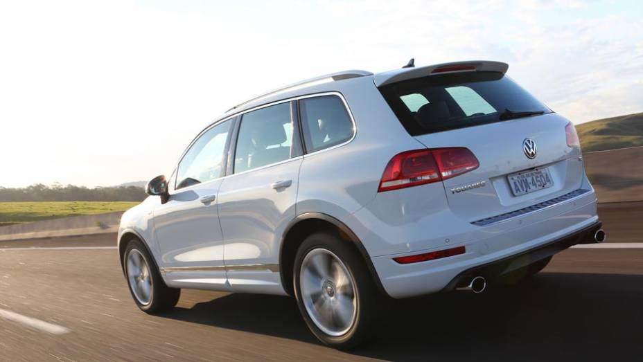 A saída dupla de escapamento identifica a versão esportiva | <a href="https://quatrorodas.abril.com.br/carros/lancamentos/volkswagen-touareg-r-line-699959.shtml" rel="migration">Leia mais</a>