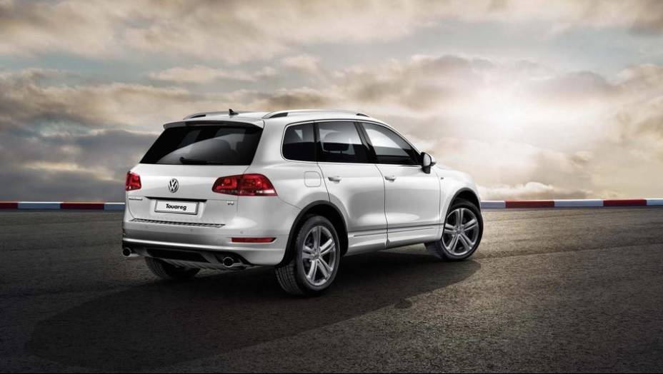 Requintado, ele oferece itens como sistema de som premium, controle de estabilidade, assistente em rampas e descidas, entre outros equipamentos | <a href="https://quatrorodas.abril.com.br/carros/lancamentos/volkswagen-touareg-r-line-699959.shtml" rel="migration"></a>